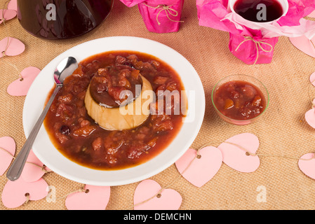 Frisch zubereitete traditionelle Panacotta mit einer Fruchtsauce serviert Stockfoto