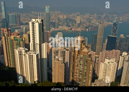 Blick über den Wolkenkratzern in Central District und den Victoria Harbour, Kowloon, Hong Kong Stockfoto