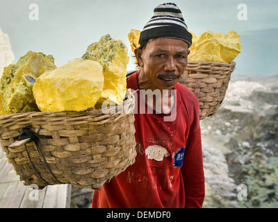 Porträt eines Schwefel-Bergmanns tragen Körbe voller Schwefel am Kawah Ijen Vulkan in Ost-Java, Indonesien. Stockfoto