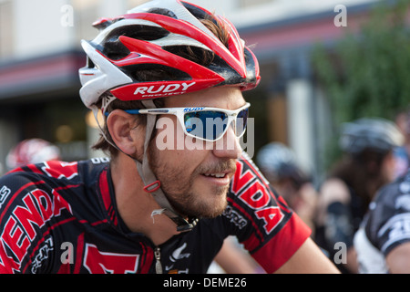 Porträt eines männlichen Radfahrers Sonnenbrille und einen Helm tragen, Grand Junction Straße Zyklus Rennen, Colorado, USA reisen Stockfoto