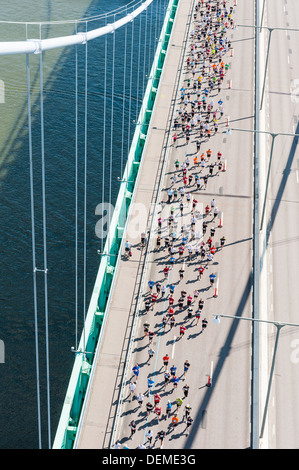 Blick vom Älvsborgs Brücke zum Menschen unten, Göteborg, Schweden, Europa Stockfoto