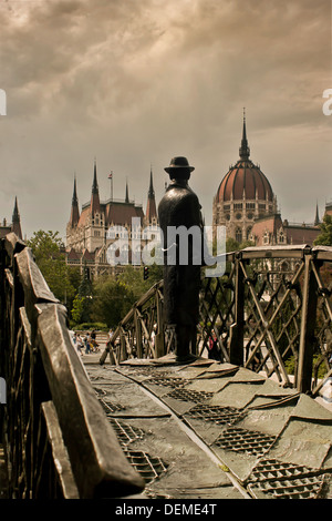 Imre Nagy Statue mit Blick auf das ungarische Parlament, Budapest. Stockfoto