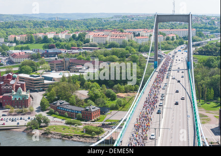 Blick vom Älvsborgs Brücke zum Menschen laufen unten, Göteborg, Schweden, Europa Stockfoto