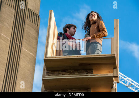London, UK. 20. September 2013. Endlose Treppe: im Auftrag des London Design Festival, lädt es zu klettern und entdecken eine Reihe von 15 Escher-artige ineinandergreifenden Treppen aus einer Fertigbauweise mit 44 Kubikmeter American Tulipwood gestiftet von AHEC Mitglieder gemacht.  Es wurde von Alex de Rijke, Co-Gründer von dRMM Architekten und Dean of Architecture an der Royal College of Art, in enger Zusammenarbeit mit den Ingenieuren bei Arup entworfen. Tulipwood ist ein reichlich und nachhaltige amerikanisches Laubholz-Export, und zum ersten Mal als Brettsperrholz verwendet wird. © Guy Bell/Alamy Leben Stockfoto