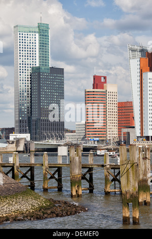 Die Skyline der Stadt Rotterdam Innenstadt und Anlegestelle am Fluss Nieuwe Maas (neue Maas) in Niederlanden, Provinz Südholland. Stockfoto