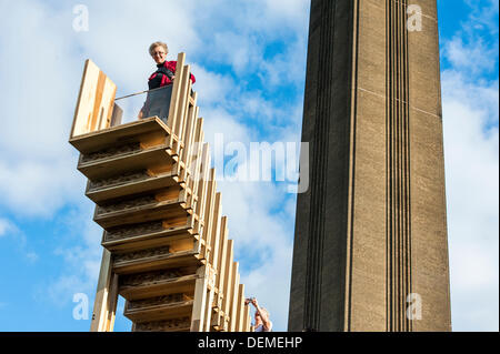 London, UK. 20. September 2013. Endlose Treppe: im Auftrag des London Design Festival, lädt es zu klettern und entdecken eine Reihe von 15 Escher-artige ineinandergreifenden Treppen aus einer Fertigbauweise mit 44 Kubikmeter American Tulipwood gestiftet von AHEC Mitglieder gemacht.  Es wurde von Alex de Rijke, Co-Gründer von dRMM Architekten und Dean of Architecture an der Royal College of Art, in enger Zusammenarbeit mit den Ingenieuren bei Arup entworfen. Tulipwood ist ein reichlich und nachhaltige amerikanisches Laubholz-Export, und zum ersten Mal als Brettsperrholz verwendet wird. © Guy Bell/Alamy Leben Stockfoto