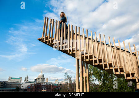 London, UK. 20. September 2013. Endlose Treppe: im Auftrag des London Design Festival, lädt es zu klettern und entdecken eine Reihe von 15 Escher-artige ineinandergreifenden Treppen aus einer Fertigbauweise mit 44 Kubikmeter American Tulipwood gestiftet von AHEC Mitglieder gemacht.  Es wurde von Alex de Rijke, Co-Gründer von dRMM Architekten und Dean of Architecture an der Royal College of Art, in enger Zusammenarbeit mit den Ingenieuren bei Arup entworfen. Tulipwood ist ein reichlich und nachhaltige amerikanisches Laubholz-Export, und zum ersten Mal als Brettsperrholz verwendet wird. © Guy Bell/Alamy Leben Stockfoto