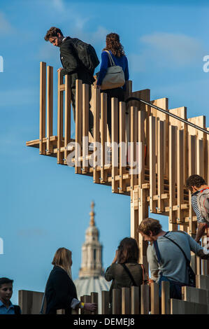 London, UK. 20. September 2013. Endlose Treppe: im Auftrag des London Design Festival, lädt es zu klettern und entdecken eine Reihe von 15 Escher-artige ineinandergreifenden Treppen aus einer Fertigbauweise mit 44 Kubikmeter American Tulipwood gestiftet von AHEC Mitglieder gemacht.  Es wurde von Alex de Rijke, Co-Gründer von dRMM Architekten und Dean of Architecture an der Royal College of Art, in enger Zusammenarbeit mit den Ingenieuren bei Arup entworfen. Tulipwood ist ein reichlich und nachhaltige amerikanisches Laubholz-Export, und zum ersten Mal als Brettsperrholz verwendet wird. © Guy Bell/Alamy Leben Stockfoto