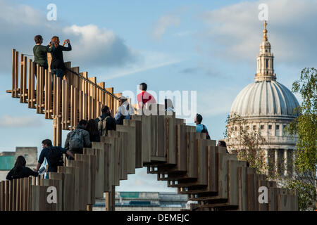 London, UK. 20. September 2013. Endlose Treppe: im Auftrag des London Design Festival, lädt es zu klettern und entdecken eine Reihe von 15 Escher-artige ineinandergreifenden Treppen aus einer Fertigbauweise mit 44 Kubikmeter American Tulipwood gestiftet von AHEC Mitglieder gemacht.  Es wurde von Alex de Rijke, Co-Gründer von dRMM Architekten und Dean of Architecture an der Royal College of Art, in enger Zusammenarbeit mit den Ingenieuren bei Arup entworfen. Tulipwood ist ein reichlich und nachhaltige amerikanisches Laubholz-Export, und zum ersten Mal als Brettsperrholz verwendet wird. © Guy Bell/Alamy Leben Stockfoto