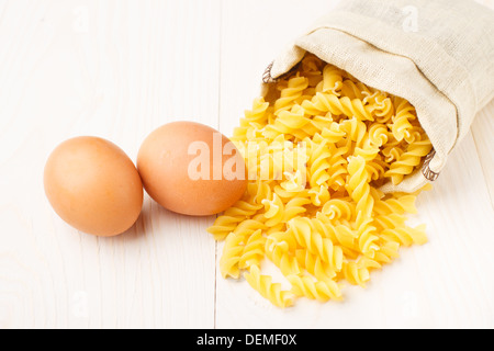 Nudeln in meschotschek und zwei Eiern Stockfoto