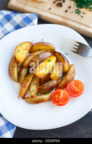 Frittierte Kartoffelecken mit Cherry Tomaten Stockfoto