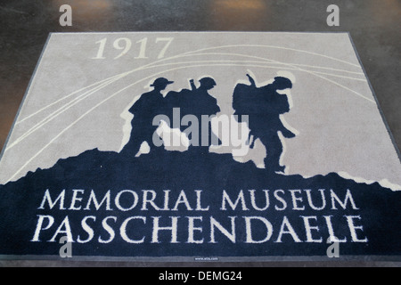 Memorial Museum Passchendaele Matte, am Eingang des Museums auf dem Tyne Cot Friedhof in Zonnebeke, Belgien. Stockfoto