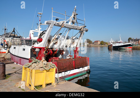 Fischkutter in den Hafen von Honfleur, Gemeinde im Département Calvados in der unteren Normandie im Nordwesten Frankreichs Stockfoto