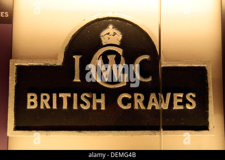 Friedhof-Plakette kennzeichnen "IWGC British Graves' auf dem Display auf dem Tyne Cot Commonwealth Friedhof, Zonnebeke, Belgien. Stockfoto