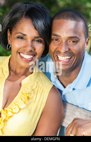 Ein junges afroamerikanische Frau & Mann paar draußen im Sommer Stockfoto
