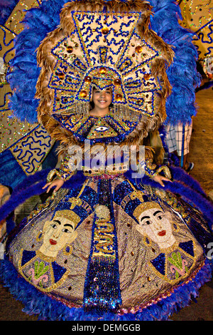 Eine kostümierte Kind Schönheitskönigin tanzt auf den Straßen während der Carnaval de Ponce 21. Februar 2009 in Ponce, Puerto Rico. Stockfoto