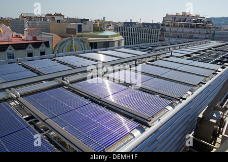 Solar Vakuumröhrenkollektoren in einem städtischen Gebäude, Energie-Effizienz. Stockfoto