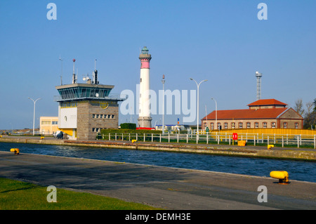 Leuchtturm und Gebäude in Ouistreham im Département Calvados in der Region Basse-Normandie im Nordwesten Frankreichs. Stockfoto