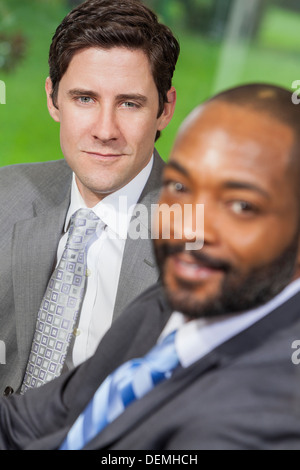 Kaukasischen und afrikanischen amerikanischen Geschäftsmann Männer Gemischtrassig interracial männlichen Business-Team im Büro treffen Stockfoto