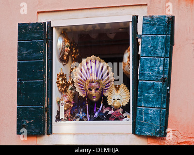 Venedig Italien Anzeigefenster auf Souvenir Shop verkauft Masken verziert Kleidung für Spaß und Theater im alten Gebäude gemalt wal Stockfoto