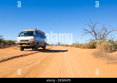 Toyota Hiace Wohnmobil auf einer unbefestigten Straße, Mungo National Park, New-South.Wales, Australien Stockfoto