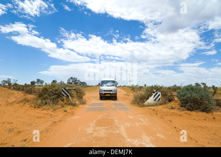 Gehen über ein Rinder-Raster auf einer unbefestigten Straße in einem Campervan Toyota Hiace Mungo National Park, New-South.Wales, Australien Stockfoto