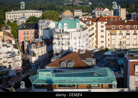 In Vichy, die "vier Wege" Shopping Centre und der Neo-maurischen Stil Kuppel des Domes Wasser-Kur Einrichtung (Frankreich). Stockfoto