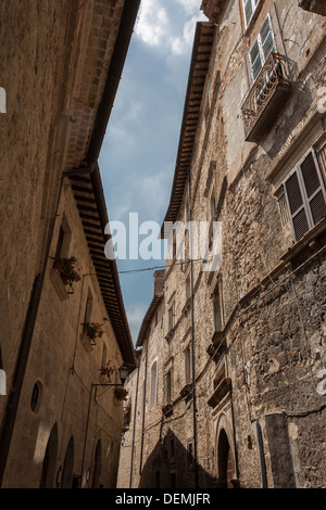 Blick nach oben Häuser der alten Stein in einem kleinen italienischen Dorf Stockfoto