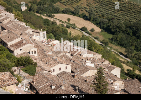 Panoramablick über die Dächer des alten kleinen Dorfes in Italien Stockfoto