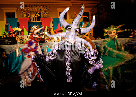 Kostümierte Jecken genannt Vejigantes Tänze in den Straßen während der Carnaval de Ponce 21. Februar 2009 in Ponce, Puerto Rico. Vejigantes sind eine folkloristische Charakter, den Teufel darstellt. Stockfoto