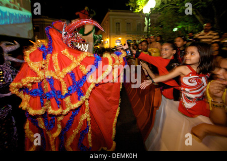 Kostümierte Jecken genannt Vejigantes Grüße Kinder während der Carnaval de Ponce 21. Februar 2009 in Ponce, Puerto Rico. Vejigantes sind eine folkloristische Charakter, den Teufel darstellt. Stockfoto