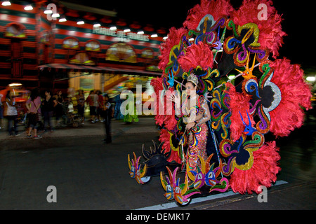 Eine kostümierte Schönheitskönigin Tänze in den Straßen vorbei an den Parque de Bombas während der Carnaval de Ponce 21. Februar 2009 in Ponce, Puerto Rico. Stockfoto