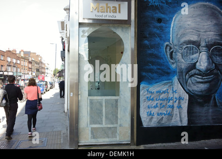 Wandbild von Gnasher von Mahatma Gandhi auf Seite des indischen Restaurant, Nord-London Stockfoto