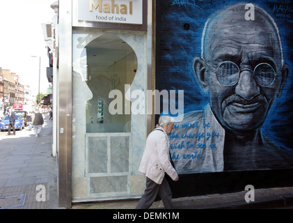 Wandbild von Gnasher von Mahatma Gandhi auf Seite des indischen Restaurant, Nord-London Stockfoto