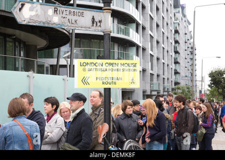 Battersea Power Station-Open House-Veranstaltung, London, UK. 21. September 2013.  Bild zeigt Hunderte von Besuchern Queueing außerhalb Battersea Power Station, die Teil in London Open House am Wochenende zwischen 11:00 und 16:00 jeden Tag stattfinden werden. Besucher werden in der Lage, ein Wanderweg rund um den Ort zu folgen ab 2,5 Hektar großen Pop Up Park am Flussufer vor führt durch, was bleibt von der großen zentralen Kesselhaus und schließlich über den höhlenartigen 1950er Jahren Turbine Halle B auf der östlichen Flanke des Gebäudes verlassen. Bildnachweis: Jeff Gilbert/Alamy Live-Nachrichten Stockfoto