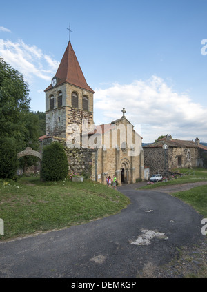 Romanische Kirche auf dem GR65 Wanderweg, The Way of St. James in dem französischen Dorf von St-Privat-d ' Allier, Frankreich Stockfoto