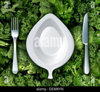 Verzehr von grünem Gemüse und gesunde Diät-Konzept mit einer Gabel Messer und Platte geformt wie ein Blatt als Abendessen Einstellung auf eine Gruppe von Stockfoto