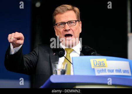 Düsseldorf, Deutschland. 21. September 2013. Außenminister Guido Westerwelle der freien demokratischen Partei (FDP) spricht auf der Kundgebung landesweite Schließung der FDP in Düsseldorf, Deutschland, 21. September 2013. Foto: MARIUS BECKER/Dpa/Alamy Live News Stockfoto