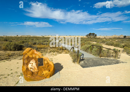 Denkmal für Leslie James (Whyman) Taylor, Aborigine-Tourguide Mungo National Park, New-South.Wales, Australien Stockfoto