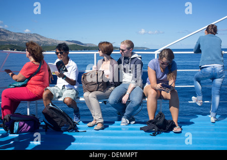 Passagiere auf der Fähre über das Ionische Meer von Saranda in Albanien nach Korfu. Stockfoto