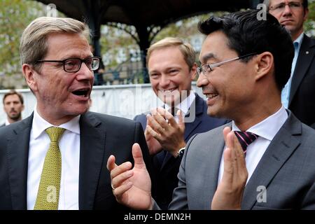 Düsseldorf, Deutschland. 21. September 2013. Federal Außenminister Guido Westerwelle (L), Vorsitzender der North Rhine-Westphalia (C) Christian Lindner and Federal Vorsitzender Philipp Roesler (R), alle Mitglieder der freien demokratischen Partei (FDP) stehen zusammen auf der bundesweiten schließen Kundgebung der FDP in Düsseldorf, Deutschland, 21. September 2013. Foto: MARIUS BECKER/Dpa/Alamy Live News Stockfoto