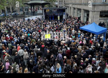 Düsseldorf, Deutschland. 21. September 2013. Stehen Sie bei der Abschlusskundgebung der freien demokratischen Partei (FDP) bei den Wahlen 2013 Zuhörern vor der Bühne in Düsseldorf, Deutschland, 21. September 2013. Foto: JONAS GUETTLER/Dpa/Alamy Live News Stockfoto