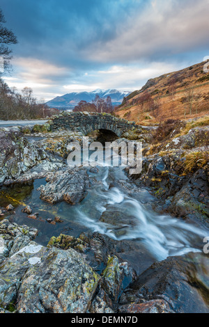 Blick auf Ashness Brücke und Derwent Water, Borrowdale, in der Nähe von Keswick, Lake District, Cumbria, England, UK, Europa. Stockfoto