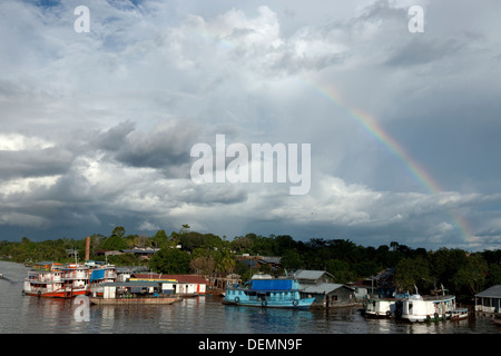 Regenbogen erscheint auf dem Amazonas nach einem heftigen Sturm. Stockfoto