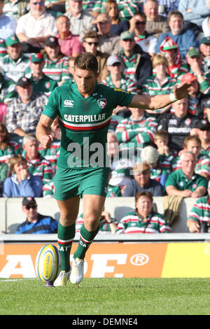 Leicester, UK. 21. September 2013. Owen Williams tritt eine Konvertierung während der Aviva Premiership Spiel zwischen Leicester Tigers und Newcastle Falcons von Welford Road. Bildnachweis: Aktion Plus Sport/Alamy Live-Nachrichten Stockfoto