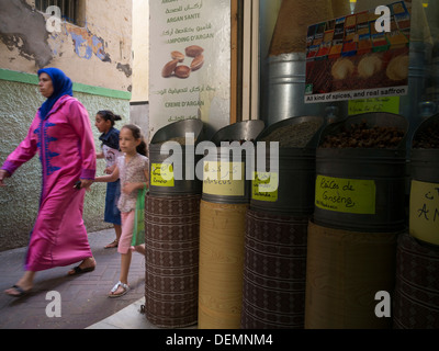 Frau mit Kind in den Straßen von Tanger, Marokko Stockfoto