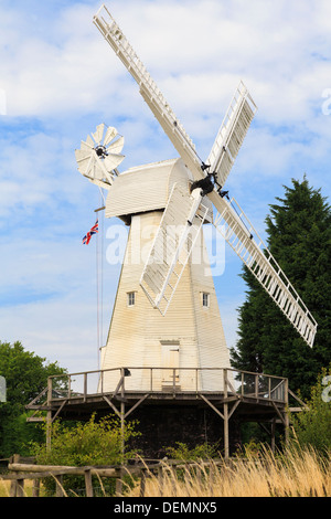 19. Jahrhundert Kentish Kittel Mühle restauriert und funktionsfähig weißen hölzerne Windmühle in Woodchurch, Kent, England, UK, Großbritannien Stockfoto
