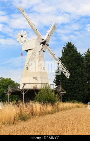 19. Jahrhundert Kentish Kittel Mühle restauriert und funktionsfähig weißen hölzerne Windmühle in Woodchurch, Kent, England, UK, Großbritannien Stockfoto