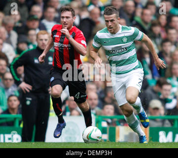 Glasgow, Schottland. 21. September 2013. Adam Matthews brennt Patrick Cregg der Flügel während der Scottish Premier League-Spiel zwischen Celtic Glasgow und St. Johnstone von Parkhead. Bildnachweis: Aktion Plus Sport/Alamy Live-Nachrichten Stockfoto