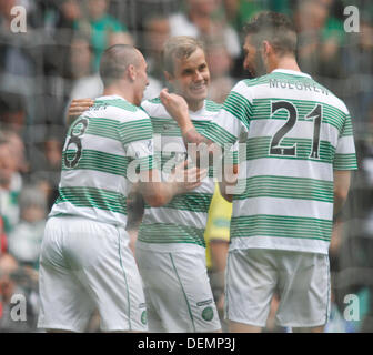 Glasgow, Schottland. 21. September 2013. Teemu Pukki feiert das erste Tor in der Scottish Premier League-Spiel zwischen Celtic Glasgow und St. Johnstone von Parkhead. Bildnachweis: Aktion Plus Sport/Alamy Live-Nachrichten Stockfoto